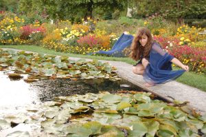 Allegorie „Die blaue Nymphe“ – Die Farbe des Geistes umhüllt zart und durchscheinend alle Sinnlichkeit / Bild 2008, entstanden im Zuge des Nymphenspiel-Kulturprojekts, mit freundlicher Genehmigung des Models (anonym) sowie des Botanischen Gartens in München